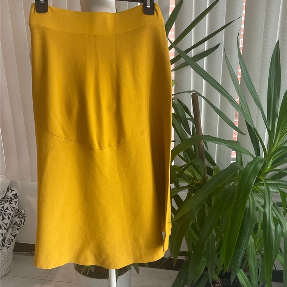 Junee , Elegant Mustard Yellow Skirt size S - Picture 5 of 5